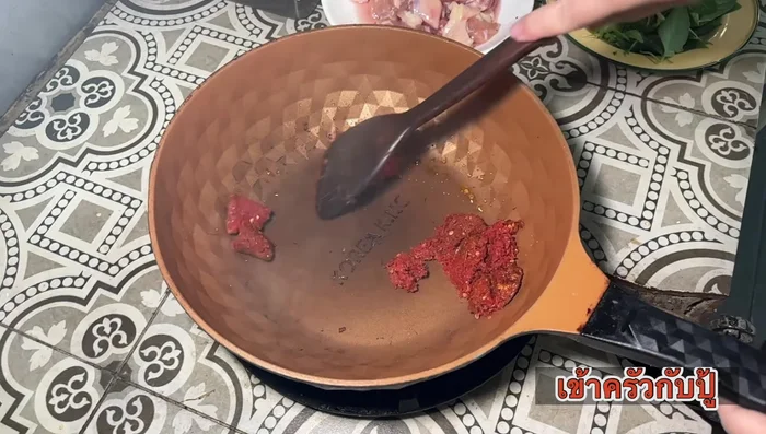 Cook spicy chicken curry: Heat olive oil, add red curry paste, stir-fry. Add coconut milk gradually, then add chicken and stir-fry until cooked.