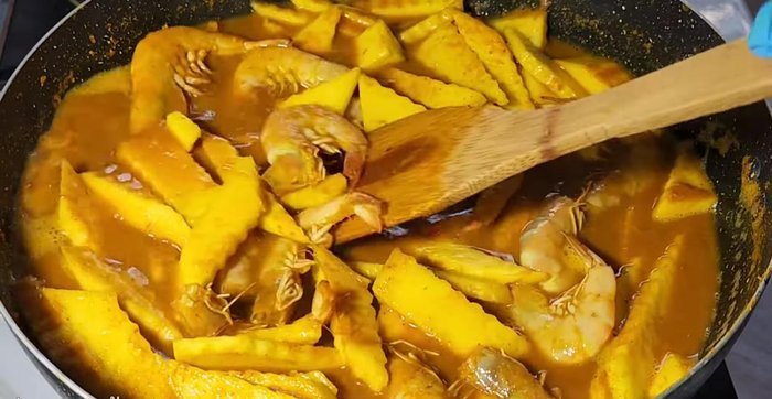 Season with fish sauce, sugar, and tamarind juice to taste. Adjust sweetness and sourness according to your preference.