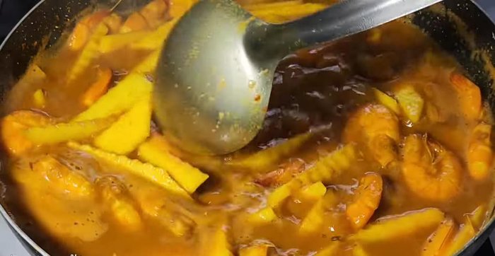 Bring the curry back to a boil, then turn off the heat.