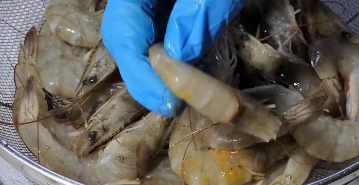 Clean the shrimp: Remove the head, shell, and vein. Wash with clean water.