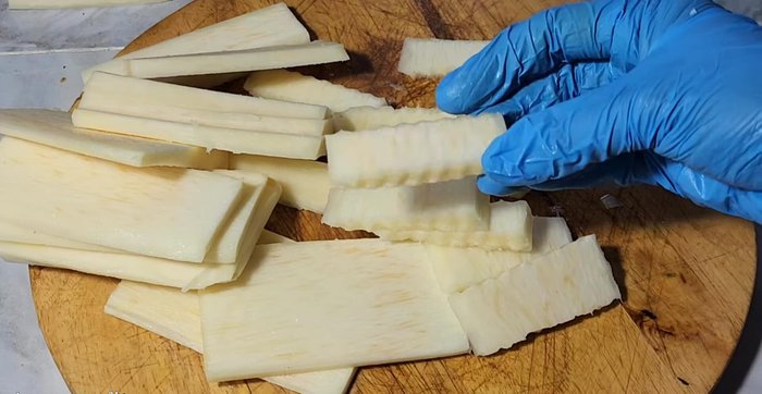 Prepare coconut shoots: Cut into pieces of suitable size and wash.