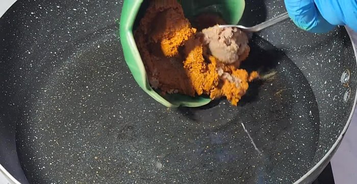 In a pot, add water, curry paste, and shrimp paste. Melt until dissolved.