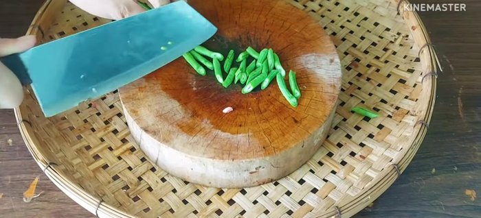 Cut long beans into small pieces and chop the onions.