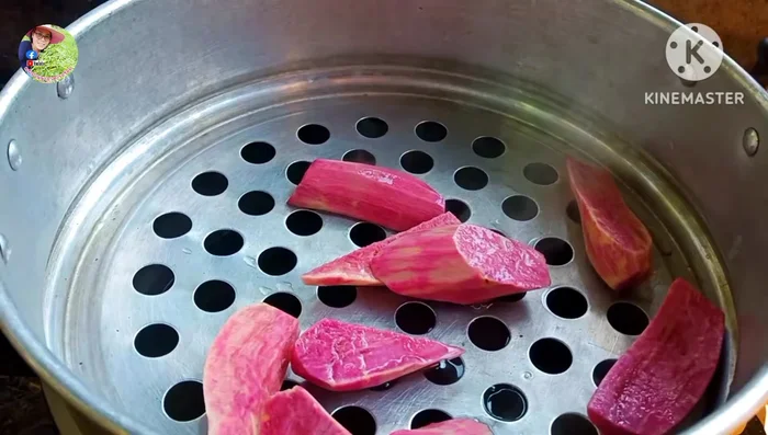 Peel and cut purple sweet potatoes into pieces. Wash and clean thoroughly.