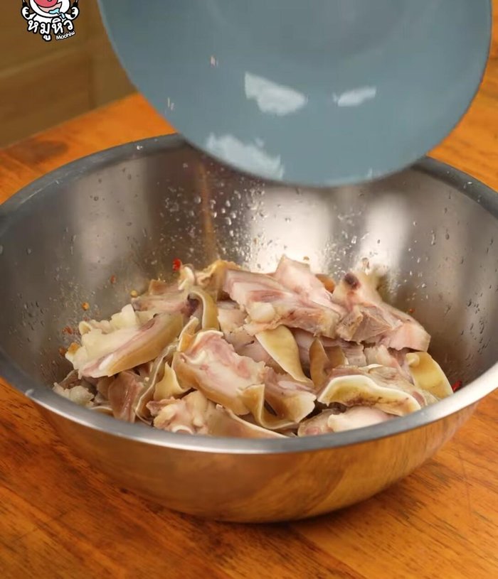 Combine everything: Add the boiled pig ears, tomatoes, and onions to the dressing (137.879). Mix well (148.76) to coat all ingredients evenly (151.28).