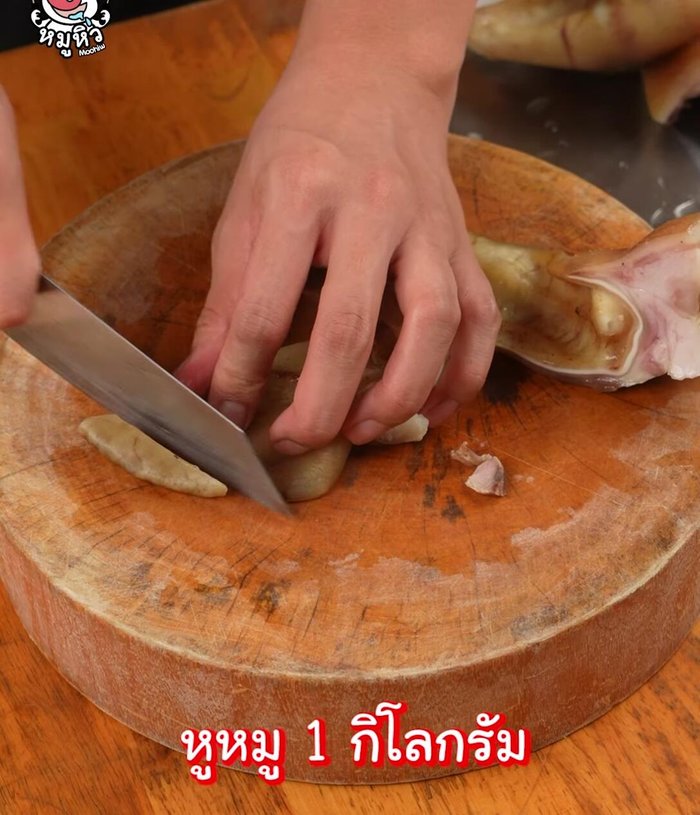 Prepare the pig ears: Cut the cleaned pig ears in half, then into bite-sized pieces (70.04). Avoid making them too thick for easier eating (74.92).