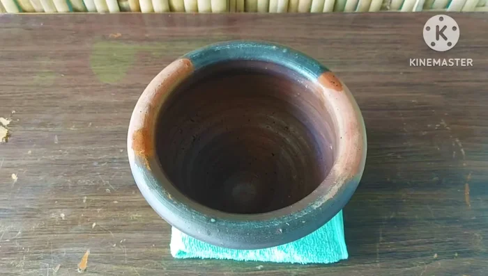 Pound the shrimp paste together with the chili.