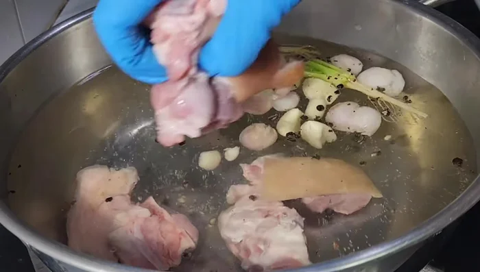 Add the pork leg to the boiling water. Skim off any impurities (oil and blood) that rise to the surface.