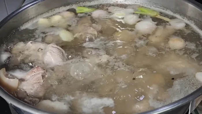 Once the impurities are removed, add seasoning powder, sugar, salt, and fish sauce to taste.