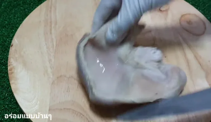 Cut the boiled pork stomach into bite-sized pieces.