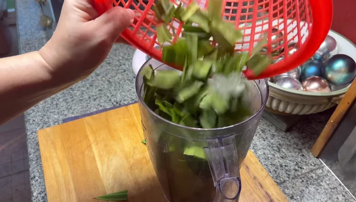 Wash and clean 25-30 fragrant pandan leaves.