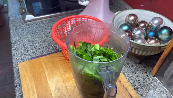 Add 600 ml of water to the blender.