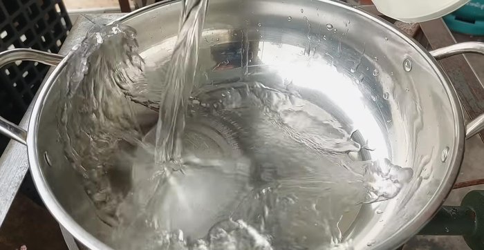 Put 2 liters of water in a pot.