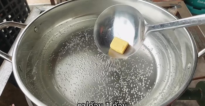 Add 1 chicken stock cube and 20 grams of galangal.