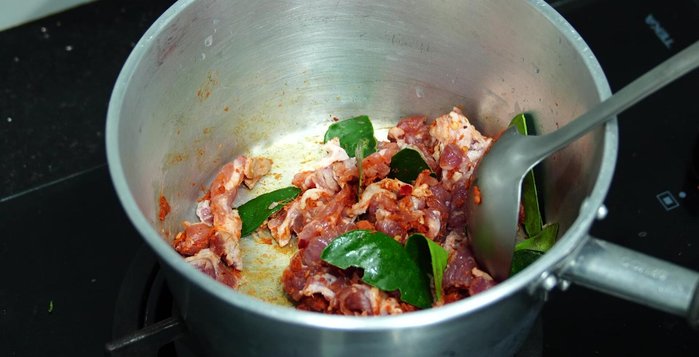 Add galangal to help remove the smell of the meat.