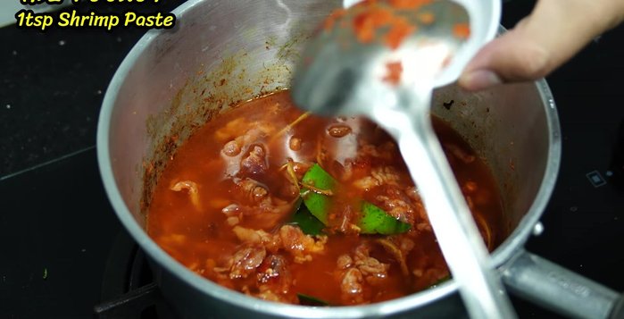 Add shrimp paste to melt into the curry.