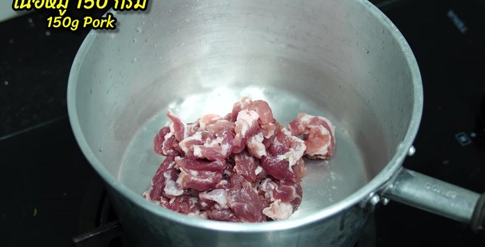 Stir-fry the pork with curry paste until fragrant. Add kaffir lime leaves to enhance the aroma.