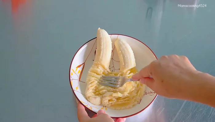 Mash the ripe bananas thoroughly.