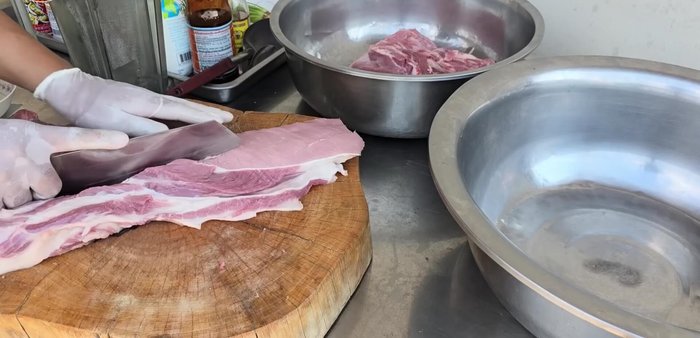 Cut the pork into 1x1 inch thick pieces.