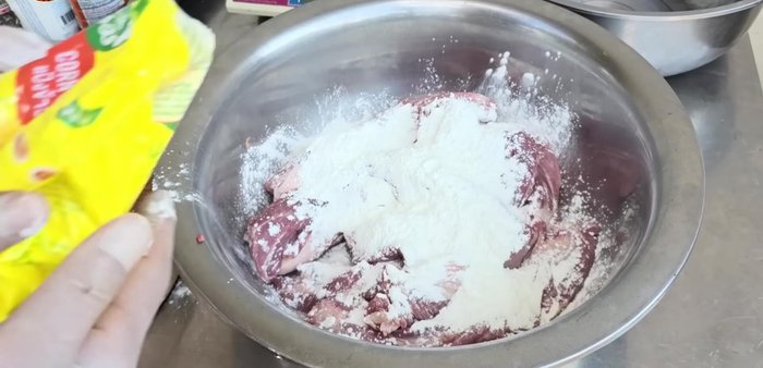 Marinate the pork with flour for 3 hours, then wash it twice with clean water.