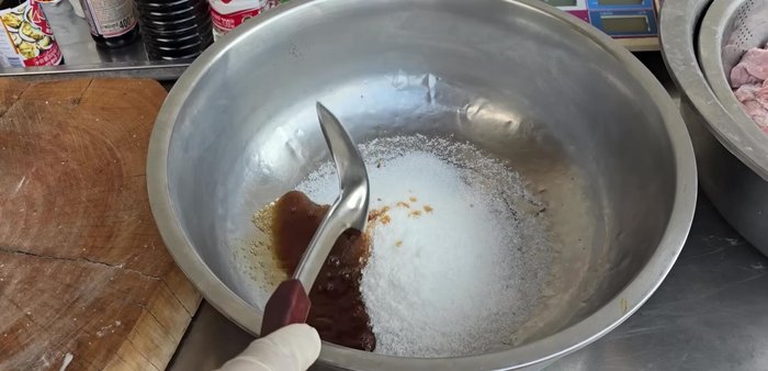 Prepare the marinade: Mix granulated sugar, salt, white vinegar, clams, five-spice powder, black vinegar, oil, sesame oil, garlic, coriander roots, water, pepper, and red food coloring.