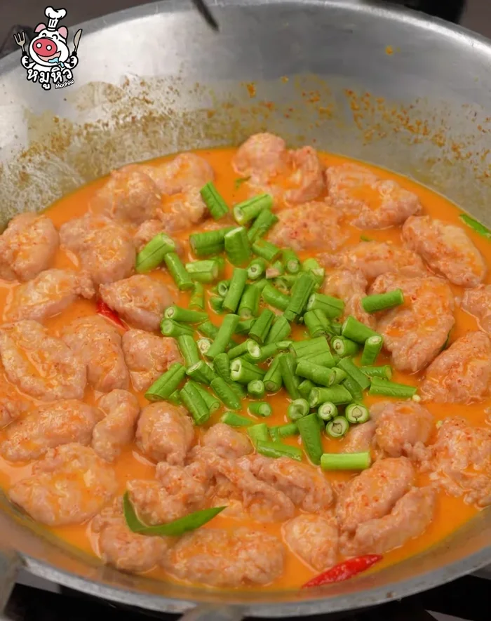 Add green beans and stir again. Finish with basil leaves for aroma.