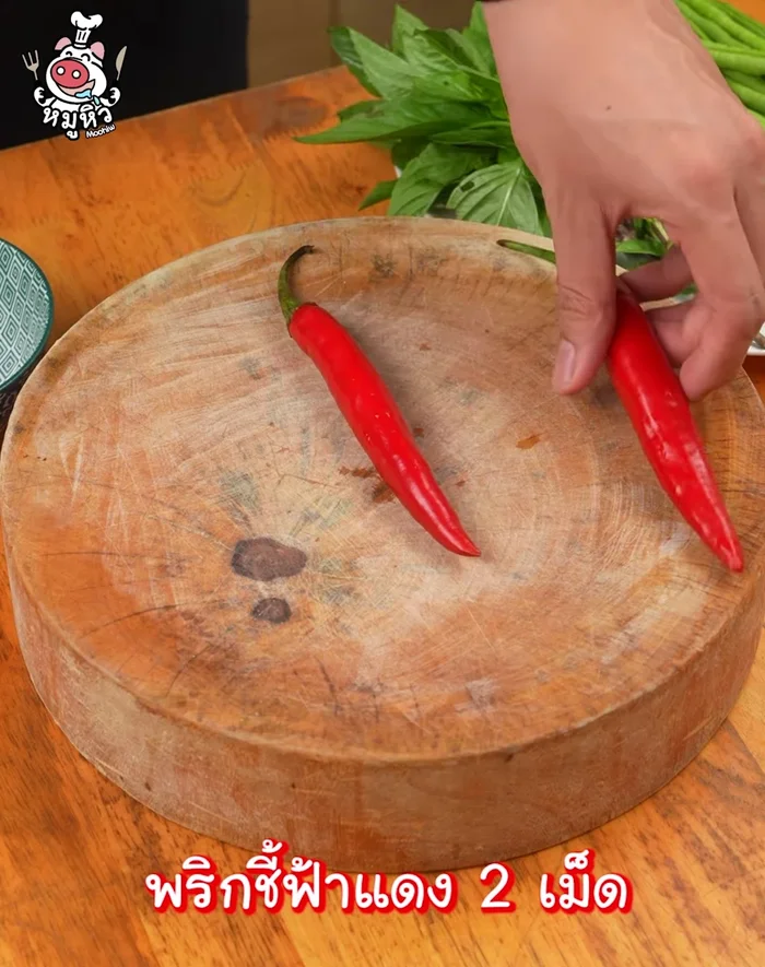 Cut red chili peppers.