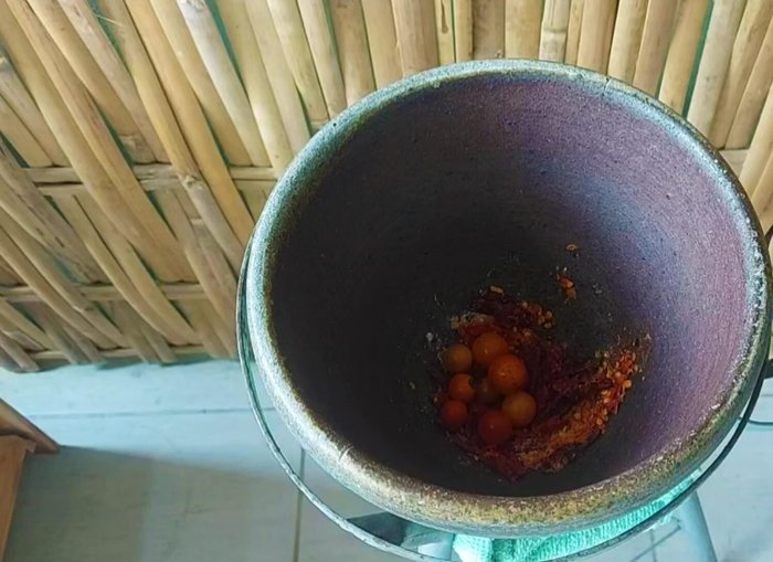 Quickly mix the chilies, garlic (if using), and tomatoes.