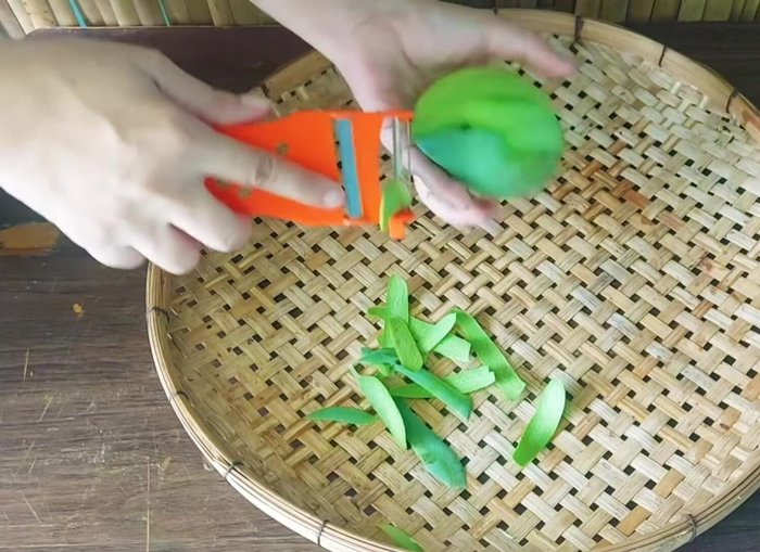 Peel the mangoes and cut them into strips. Cut the mangoes thinly for easy pounding and less waste.