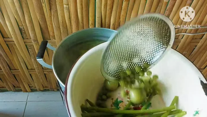 Add the boiled vegetables to the shallot-garlic-chili mixture.