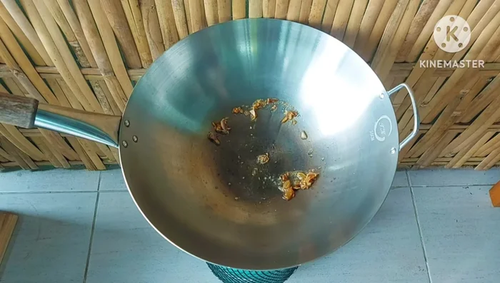 Heat oil in a pan, sauté garlic until fragrant. Add minced pork and stir-fry until cooked.