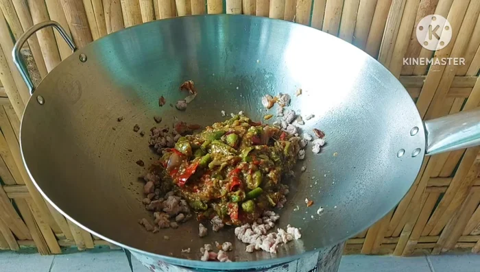 Combine the pork with the vegetable mixture. Stir-fry until fragrant.