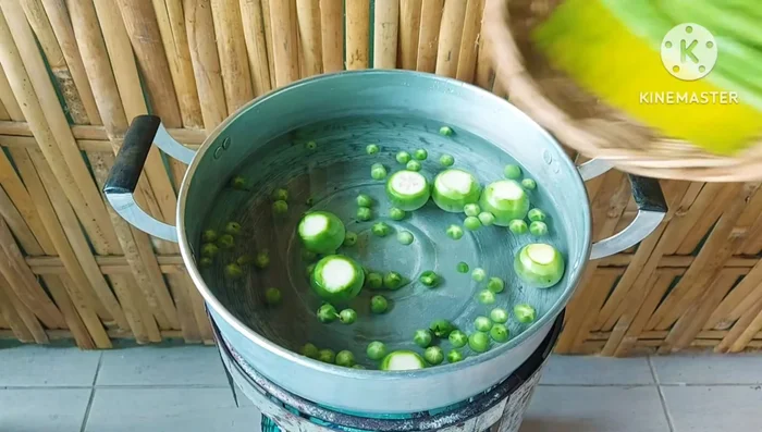 Boil the vegetables until cooked and soft. Cover the pot.