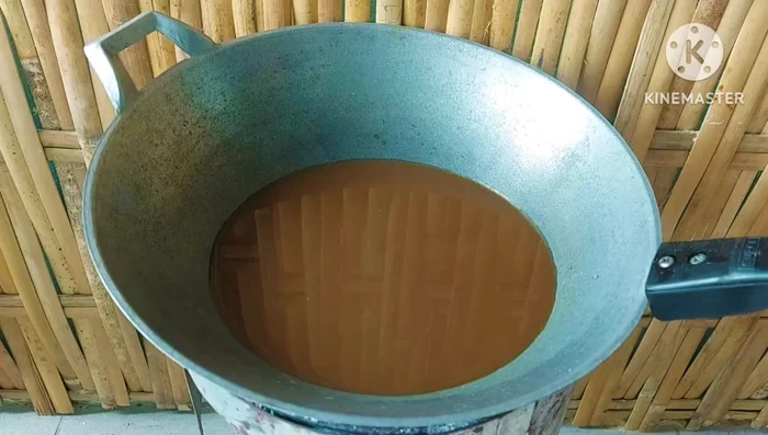 Prepare the fish sauce base: Boil fish sauce and water, adding mackerel. Boil until mackerel is cooked. Set aside.