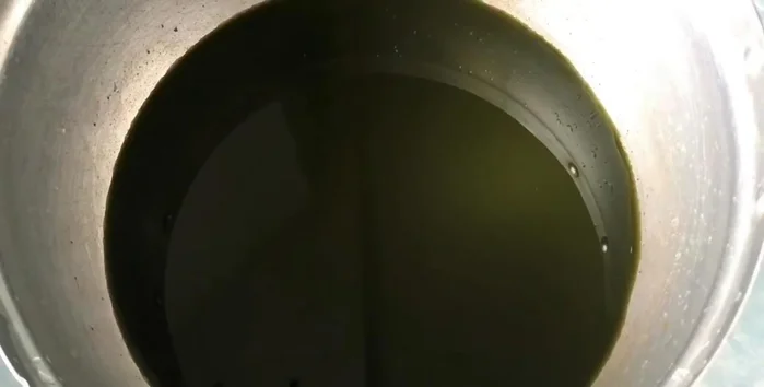 Put the pot on the stove. Add Yanan water.