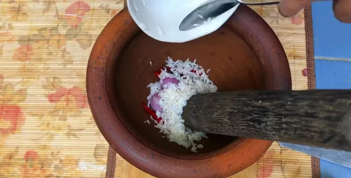 Prepare the Kaeng peu paste: pound shallots/chilis, and soaked rice until finely chopped.