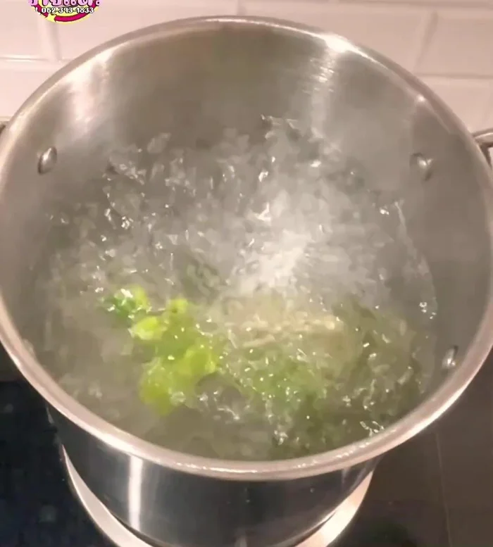 Crush lemongrass and kaffir lime leaves to remove fishy smell. Add to the boiling water.