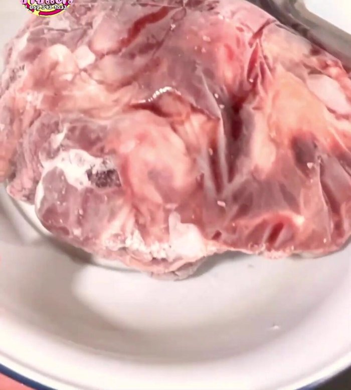 Add the frozen pork liver and tendons to the boiling water.
