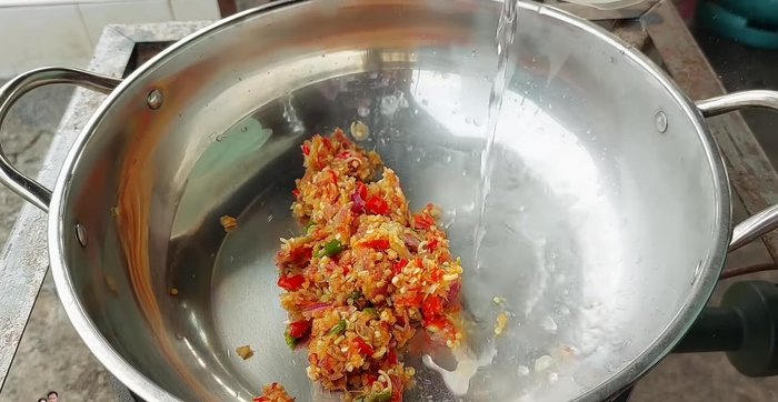 Add a little water to a pan and stir-fry the curry paste until fragrant.