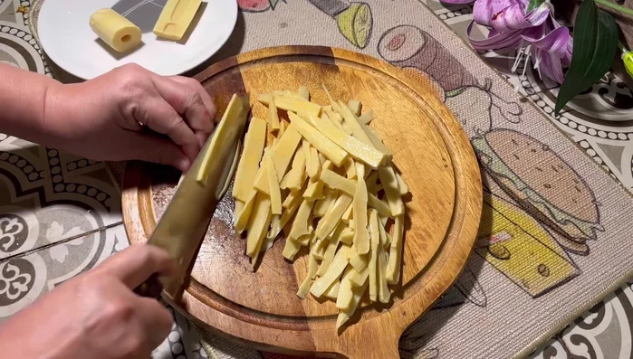Cut the fresh bamboo shoots into pieces.
