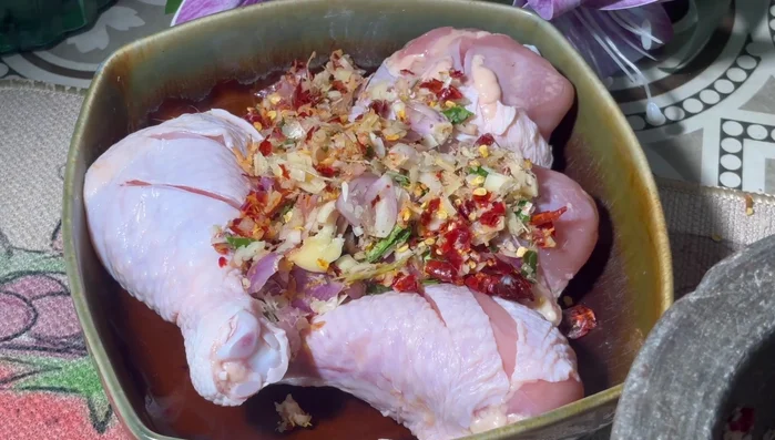 Marinate the chicken: Season the chicken with the pounded aromatics, salt, sugar, banana blossom sauce, and seasoning sauce. Mix well and marinate for 15-20 minutes.