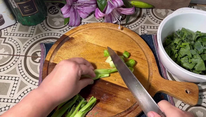 Cut the kale, removing hard stems. Chop into small pieces. Slice the leaves.