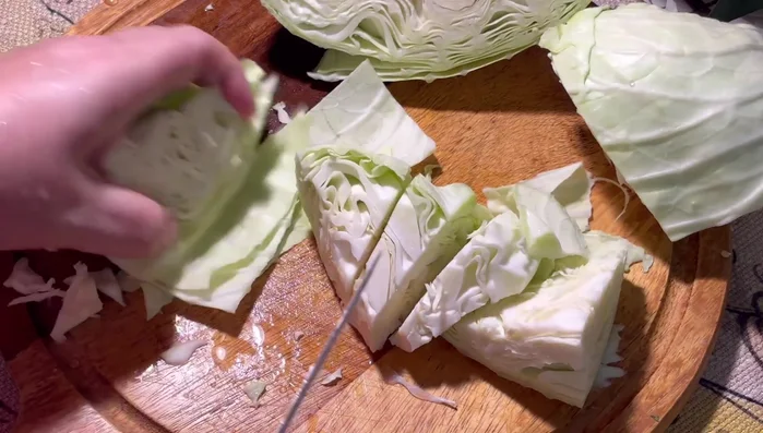 Cut off the hard core of the cabbage and cut it into pieces. Cut the banana blossom into bigger pieces.