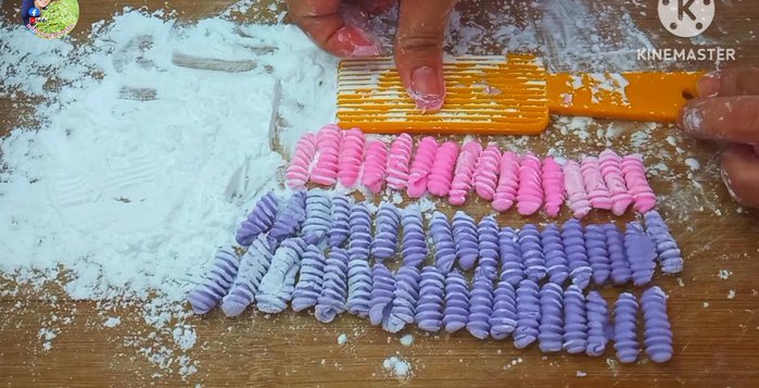 For the Khlong Klang noodles: Apply tapioca flour to the mold. Make small balls of dough and press them into the mold to create the noodle shape.
