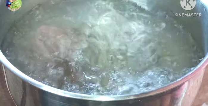 Prepare food coloring. There are several ways to mix the colors.