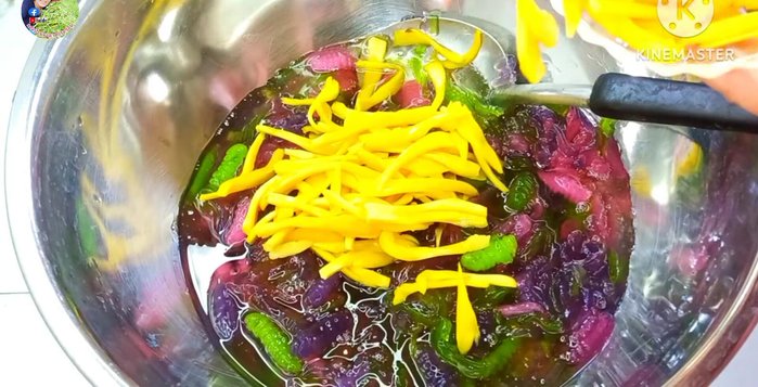 Add syrup, sliced jackfruit, and coconut milk gradually to the noodles. Add ice to serve.