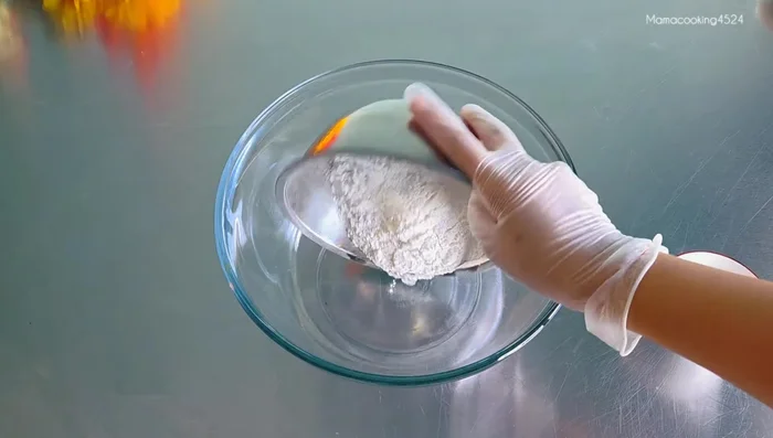 Mix 150 grams of glutinous rice flour and 1 tablespoon of tapioca flour.