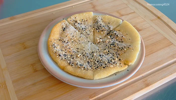 Sprinkle the prepared sesame seed mixture over the Kalojee dessert.