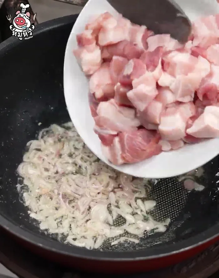Cook the pork: Heat oil in a pan, add shallots and pork belly. Season and cook until done. Add water, bring to a boil, and then add palm sugar, oyster sauce, seasoning sauce, seasoning powder, light soy sauce, soy sauce, and sweet black pepper. Simmer until thickened.