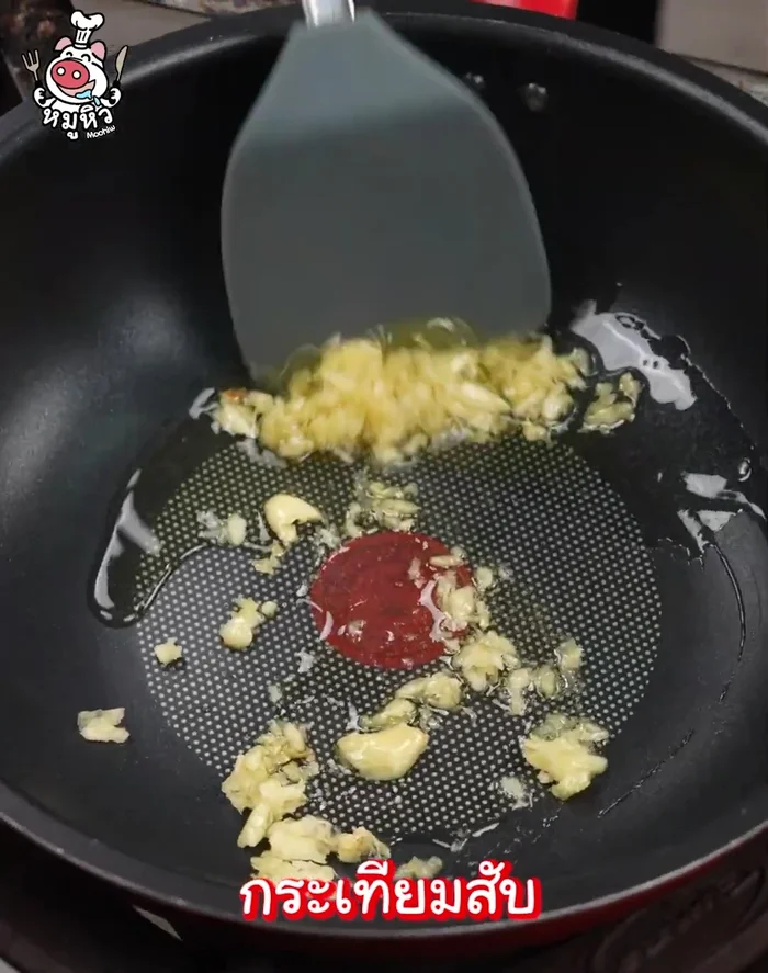 Fry the rice: Heat oil in a pan, add garlic, then onion. Add shrimp paste and stir-fry. Pour in water, stir until dissolved, and then add rice. Stir-fry until rice is fragrant and shrimp paste is well mixed and rice is slightly browned.